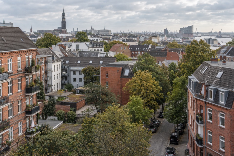 Wohnstraße mit Mehrfamilienhäusern in Hamburg als Wohnbeispiel