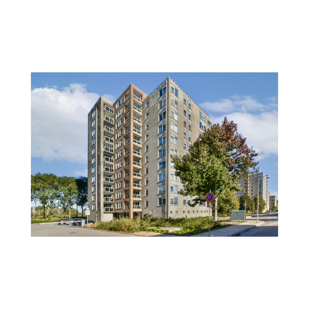 Modernes Mehrfamilienhaus mit Balkonen als Wohnbeispiel
